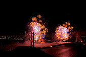 Feuerwerk in der Nähe von Golden Gate Bridge, San Francisco, Kalifornien, USA