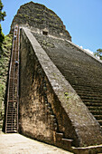Tikal Tempel V ist Teil der antiken Ruinen der Maya in Guatemala.