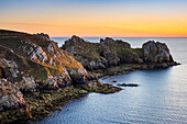 Schöne Landschaft der Küste bei Sonnenuntergang bei Pointe de Dinan, Presquile de Crozon, Regionaler Naturpark Armorica, Crozon, Finistère, Bretagne, Frankreich