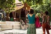 Touristen fotografieren eines der Gebäude im Wat Phra That Doi Suthep in Chiang Mai, Thailand