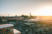 Jemaa el-Fnaa Markt bei Sonnenuntergang, Marrakesch, Marokko