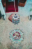 Details der arabischen Architektur mit Lampe und Boden, Marrakesch, Marokko