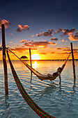 Frau liegt in der Hängematte bei Sonnenuntergang, Holbox Island, Cancun, Yucatan, Mexiko