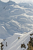 Skifahrer, der eine Frühlings-Schnee-Markierung in Val Thorens markiert