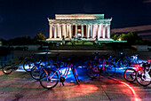 Eine Gruppe von Fahrrädern vor dem Lincoln Memorial in der Nacht in Washington DC