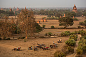 Ansicht der Tempel von Bagan historische Stätte und Pferdewagen in Myanmar
