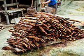 Stapel der trocknenden Baumrinde, Sumba, Indonesien