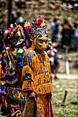 Ein Maya-Jaguar-Tänzer führt bei einer kulturellen Zeremonie im Blue Creek Village, Toledo, Belize