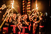Menschen mit Fackeln mit Feuer in Vorbereitung auf Feier Veranstaltung, Tabanan, Bali, Indonesien