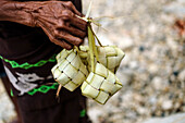 Hand hält traditionelle Körbe von Reis, Sumba Island, Indonesien