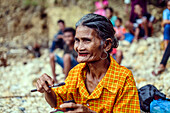 Portrait der älteren Frau essen Betel Nuss, Sumba Island, Indonesien
