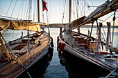 Festgemachte Vintage Segelboote am frühen Morgen. Hafen von Mahó, Menorca, Balearen, Spanien