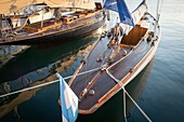 Festgemachte Vintage Segelboote am frühen Morgen. Hafen von Mahó, Menorca, Balearen, Spanien