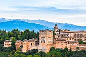 Alhambra in Granada und die Berge, Andalusien, Spanien.