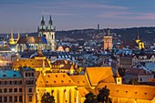 Die Nacht fällt in Prag Altstadt, Tschechische Republik. Die mittelalterliche Kirche Unserer Lieben Frau vor Tyn dominiert die Skyline der Stadt.