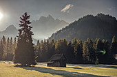 Landschaft mit einzelnen Holzhütten, Dolomten, Südtirol, Trentino,  Italien, Europa