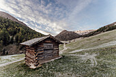 Landschaft mit Holzhütte bei den Dolomiten, Südtirol, Trentino,  Italien, Europa