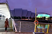 Frau an Brücke, Exibition Center am River Clyde, Glasgow, Schottland