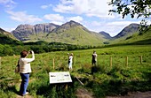 Touristen am Buachaille Etive Mor am Glen Coe, West-Highlands, Schottland