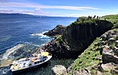 Ausflugsboot, Vulkaninsel Staffa, Südteil der Insel Mull, Schottland