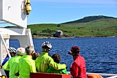 Radfahrer auf der Fähre bei Kilchoan, Westküste südlich von Mallaig, Schottland