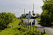 Menschen auf Landstrasse und Haus, bei Elgol, Isle of Skye, Schottland