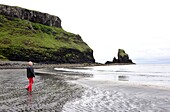 Mann auf Strand bei Talisker, Westküste, Isle of Skye, Schottland