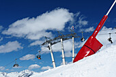 Sessellift und Schneelanze, Skiarea von Ischgl, Winter in Tirol, Österreich
