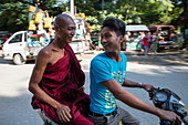 Junger Mann und älterer buddhistischer Mönch auf Motorrad, Mandalay, Mandalay, Myanmar