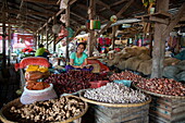 Ingwer, Knoblauch und Zwiebeln zum Verkauf auf dem Bhamo Markt, Bhamo, Kachin, Myanmar