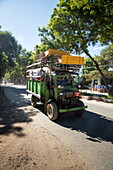 Lastwagen transportiert Möbel, Nyaung-U, nahe Bagan, Mandalay, Myanmar