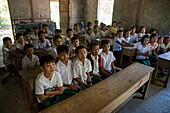 Schulkinder im Dorf Maung Shwe Lay, nahe Ngapali, Thandwe, Myanmar