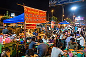 Leute genießen Street Food am Nachtmarkt entlang der Strand Road, Yangon, Yangon, Myanmar