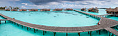 Panoramablick auf die Villen und die blaue Lagune in Gili Lankanfushi, Malediven