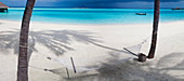 Hängematten- und Palmeschatten auf dem Strand bei Gili Lankanfushi.