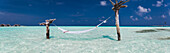 Hängematte, die über Meer in Gili Lankanfushi Insel hängt