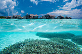 Unterwasseransicht von Überwasserlandhäusern bei Gili Lankanfushi, auf den Malediven.