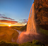 Großer Wasserfall in Seljalandsfoss während der goldenen Stunde, Island
