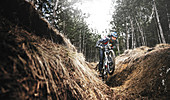 Mountainbiker reiten im Wald