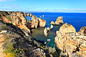 Portugal, Algarve, Lagos. Geformte Klippen von Ponta da Piedade.