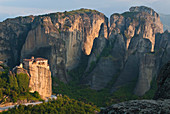 Europa, Grichenland, Ebene von Thessalien, Tal von Penee, Weltkulturerbe der UNESCO seit 1988, orthodoxe christliche Klöster von Meteora auf beeindruckenden grauen Felsmassen, die durch Erosion geformt wurden, das Kloster von Roussanou