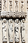 Frankreich, Paris. 4. Arrondissement. Ile de la Cité. Skulpturen an der Fassade (Tor) der Kathedrale Notre Dame.
