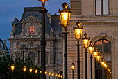 Frankreich, Paris, 1. Bezirk, Louvre-Museum, südlicher Flügel am Jardin du Carrousel bei Nacht.