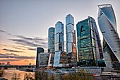 'Das Moscow International Business Center (MIBC), in der Abenddämmerung auch ''Moscow City'' genannt. Moskau, Russland.'