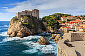 Lovrjenac Fort und Bokar Tower von der Altstadt Stadtmauern, Dubrovnik, UNESCO Weltkulturerbe, Dalmatien, Kroatien, Europa