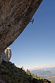 Ein Bergsteiger steigt eine schwierige Route auf den Klippen von Ceuse, einem Berg in den Alpes Maritimes, Haute-Alpes, Frankreich, Europa