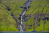 Wasserfall stürzt den Berg hinunter, Streymoy, Färöer, Dänemark, Europa