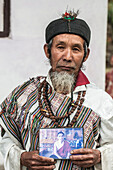 Naphe Lepcha, 70, ist ein Bhom-Ding ,ein Dhami, der die Natur kanalisiert, Sikkim, Indien, Asien