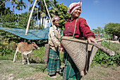 Fischerinnen des Karbi Tribe, einer der größten ethnischen Gruppen in Nordostindien, Assam, Indien, Asien
