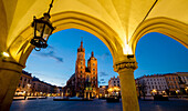 Marienkirche ,St. Marys Basilica, und Hauptplatz im Morgengrauen beleuchtet, UNESCO-Weltkulturerbe, Krakau, Polen, Europa